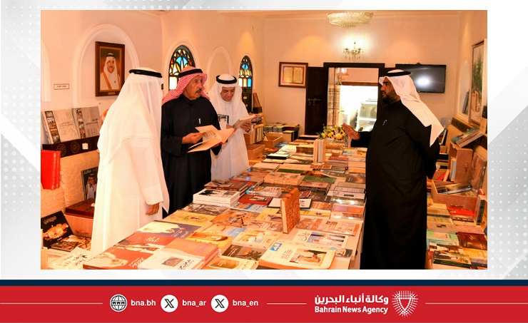 محافظ المحرق يفتتح معرض الكتاب الثاني بدار العمامرة ويشيد بجهود القائمين عليه